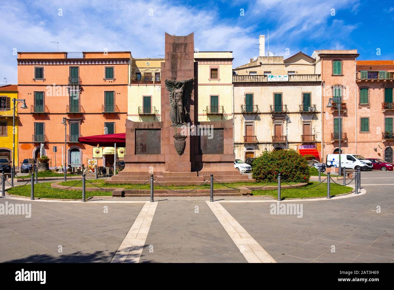 Bosa, Sardinien/Italien - 2018/08/13: Denkmal der Gefallenen - Monumento ai Caduti - am Corso Vittorio Emanuele in der Bosa city center Stockfoto