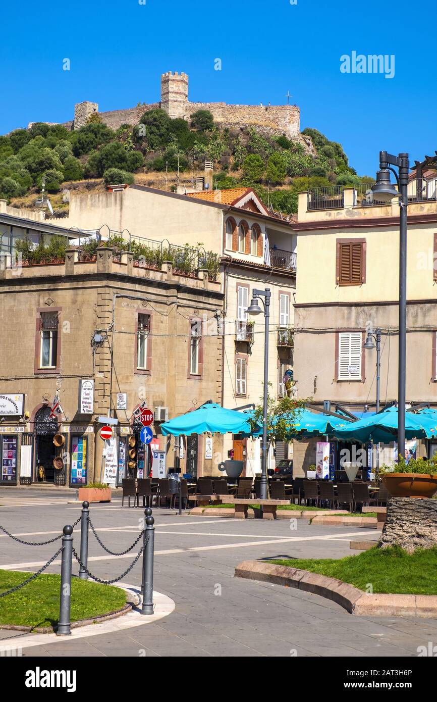 Bosa, Sardinien/Italien - 2018/08/13: Denkmal der Gefallenen - Via Giobetti in der Stadt Bosa Innenstadt mit Schloss Malaspina, im Hintergrund als Schloss Serravalle bekannt Stockfoto