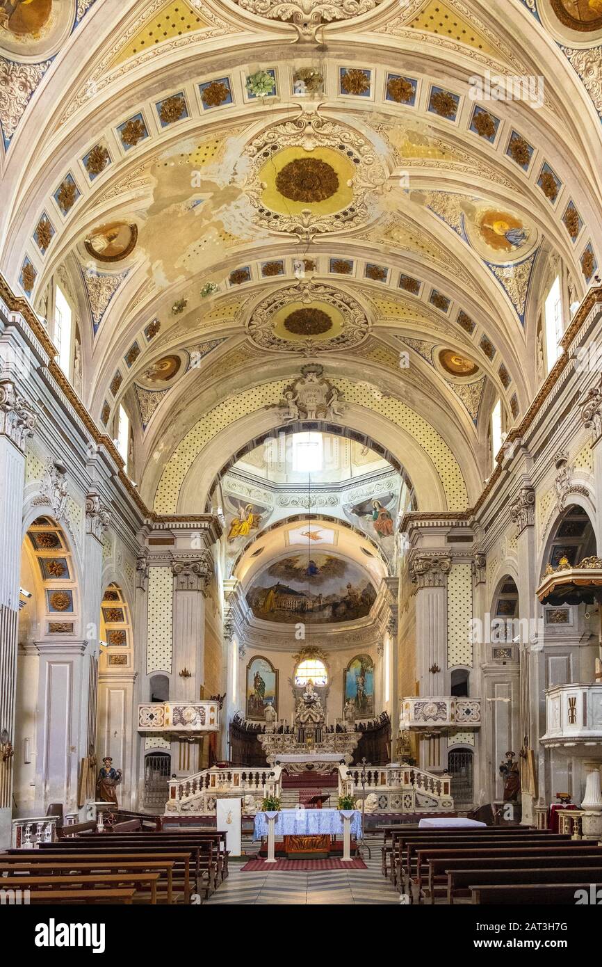 Bosa, Sardinien/Italien - 2018/08/13: Innenraum der Kathedrale Duomo di Bosa Bosa - An der Piazza Duomo durch den Fluss Temo Damm Stockfoto