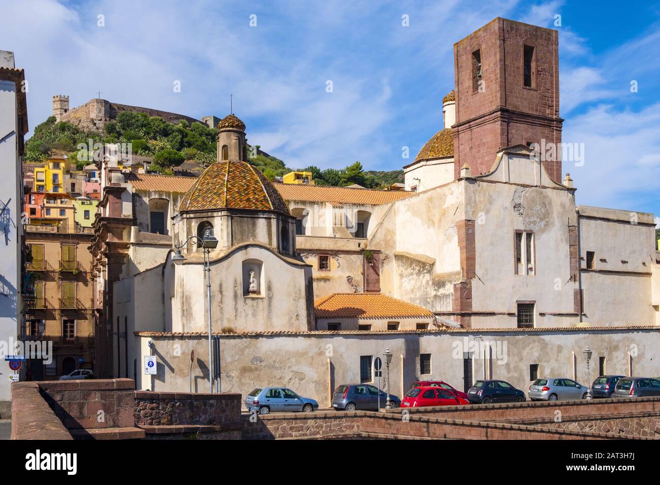 Bosa, Sardinien/Italien - 2018/08/13: Bosa-Kathedrale - Dom di Bosa - am Piazza Duomo am Temo-Flussdamm mit dem Schloss Malaspina - Schloss Serravalle - im Hintergrund Stockfoto