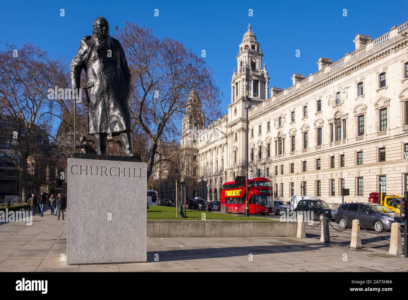 London, England/Großbritannien - 2019/01/28: Sir Winston Churchill-Statue von Ivor Roberts-Jones am Parliament Square in der City of Westminster Quarter in Central London Stockfoto