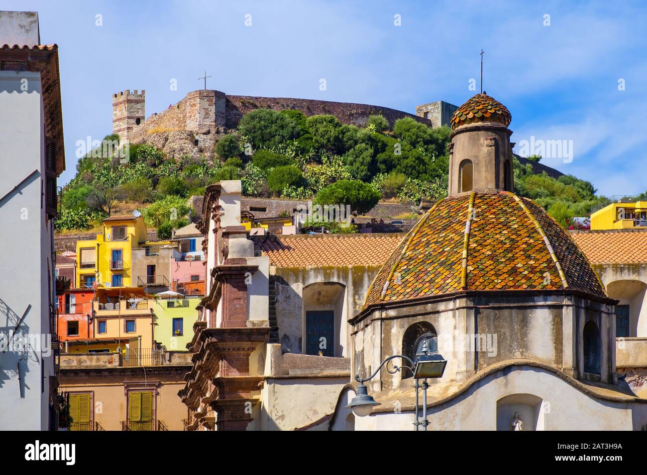 Bosa, Sardinien/Italien - 2018/08/13: Bosa-Kathedrale - Dom di Bosa - am Piazza Duomo am Temo-Flussdamm mit dem Schloss Malaspina - Schloss Serravalle - im Hintergrund Stockfoto