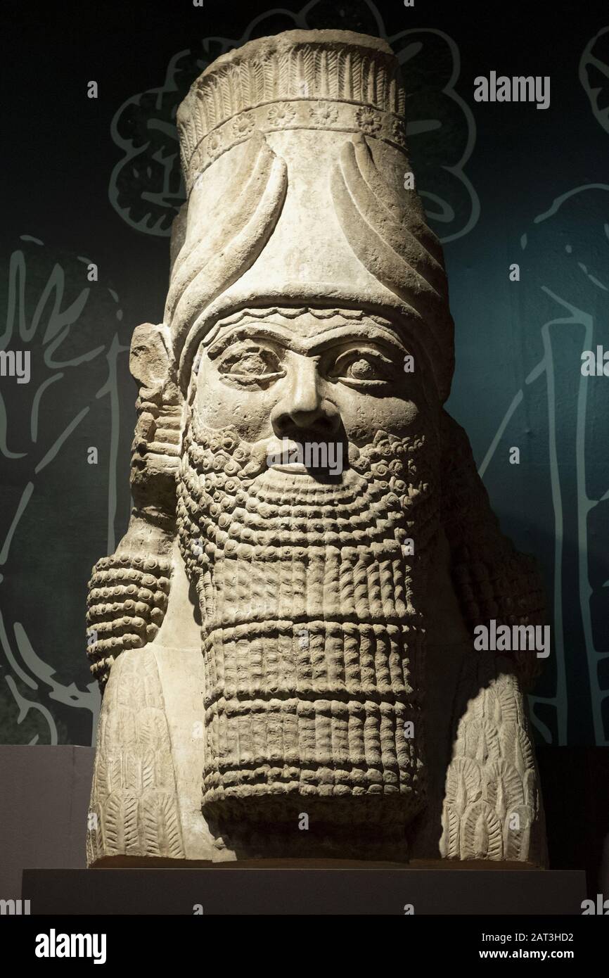 London, England/Großbritannien - 2019/01/28: Alte Assyria-Statue des Königs Ashurbanipal aus seinem Königspalast in Ninive auf der archäologischen Ausstellung im British Museum in London Stockfoto