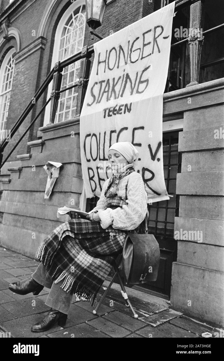 Hungerstreik von entlassenen Lehrerinnen studiert dr. Hannelore Schröder zum Magdehuis Amsterdam Datum: 24. Mai 1983 Ort: Amsterdam, Noord-Holland Schlüsselwörter: Arbeitskonflikte, Hungerstreiks, Universitäten, Frauenstudien persönlicher Name: Schröder, Hannelore Institutionenname: Virgin House Stockfoto