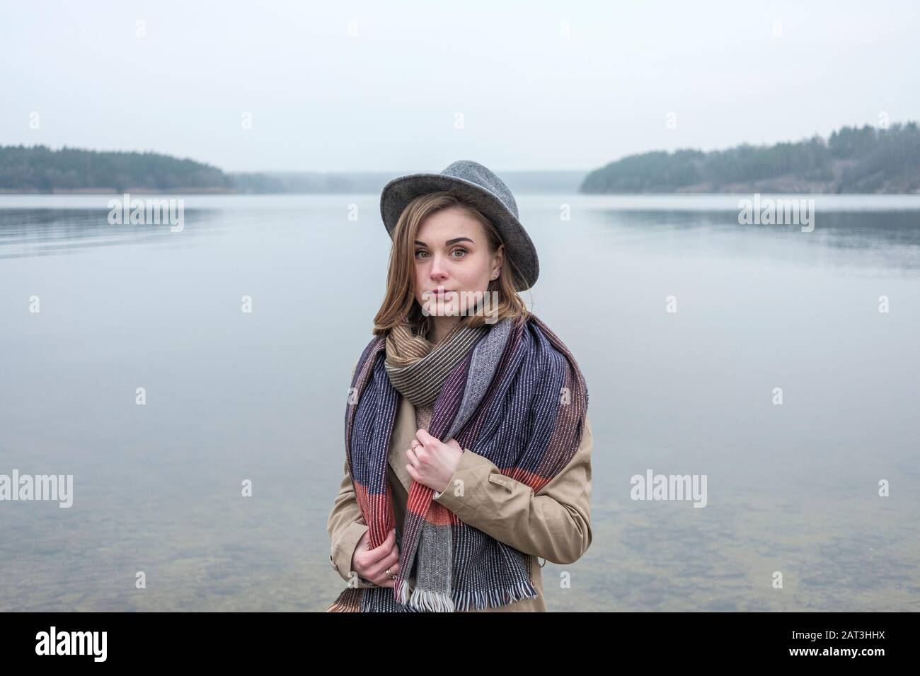 Stilvoll junge Frau im Winter an einem kalten nebligen Tag im Freien Stockfoto