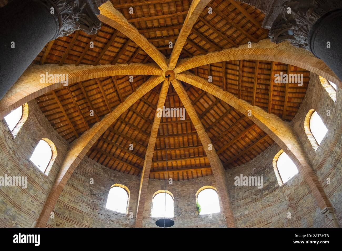 Perugia, Umbrien/Italien - 2018/05/28: Inneres des frühen Christentums des V-Jahrhunderts St. Michel Erzengelkirche - Chiesa di San Michele Arcangelo im historischen Viertel Perugia Stockfoto