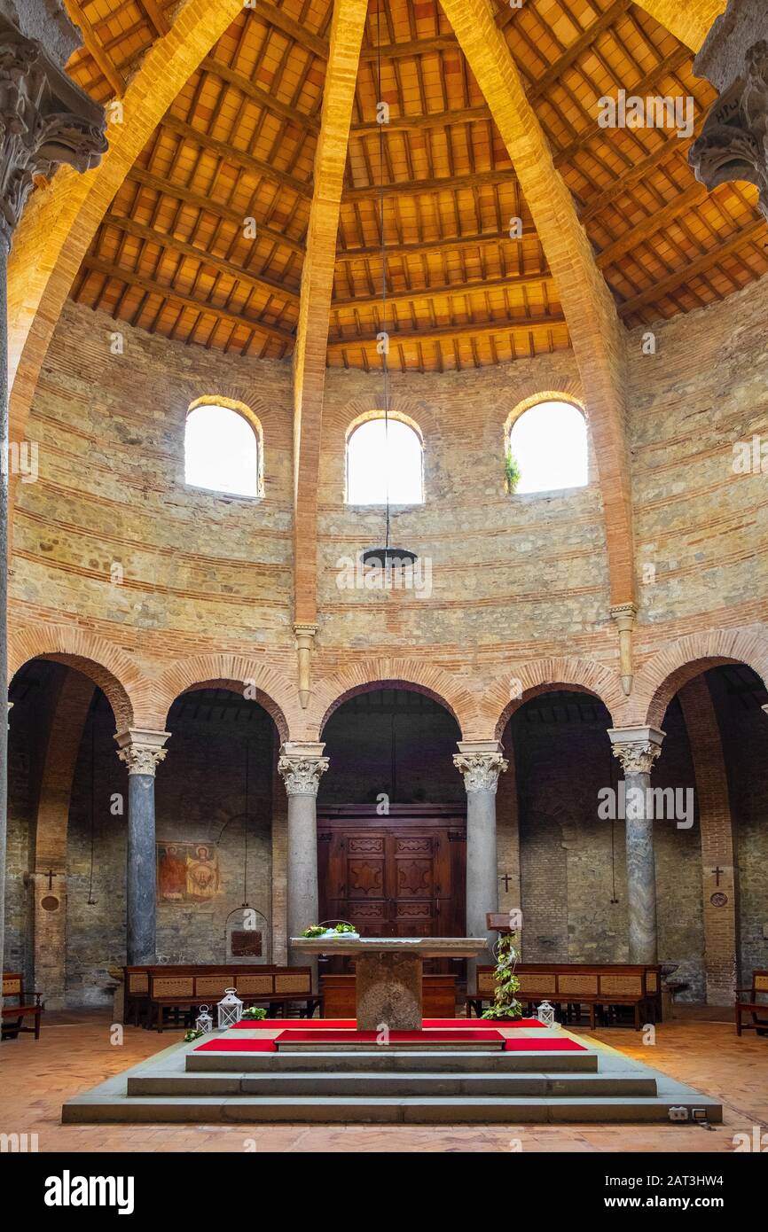 Perugia, Umbrien/Italien - 2018/05/28: Inneres des frühen Christentums des V-Jahrhunderts St. Michel Erzengelkirche - Chiesa di San Michele Arcangelo im historischen Viertel Perugia Stockfoto