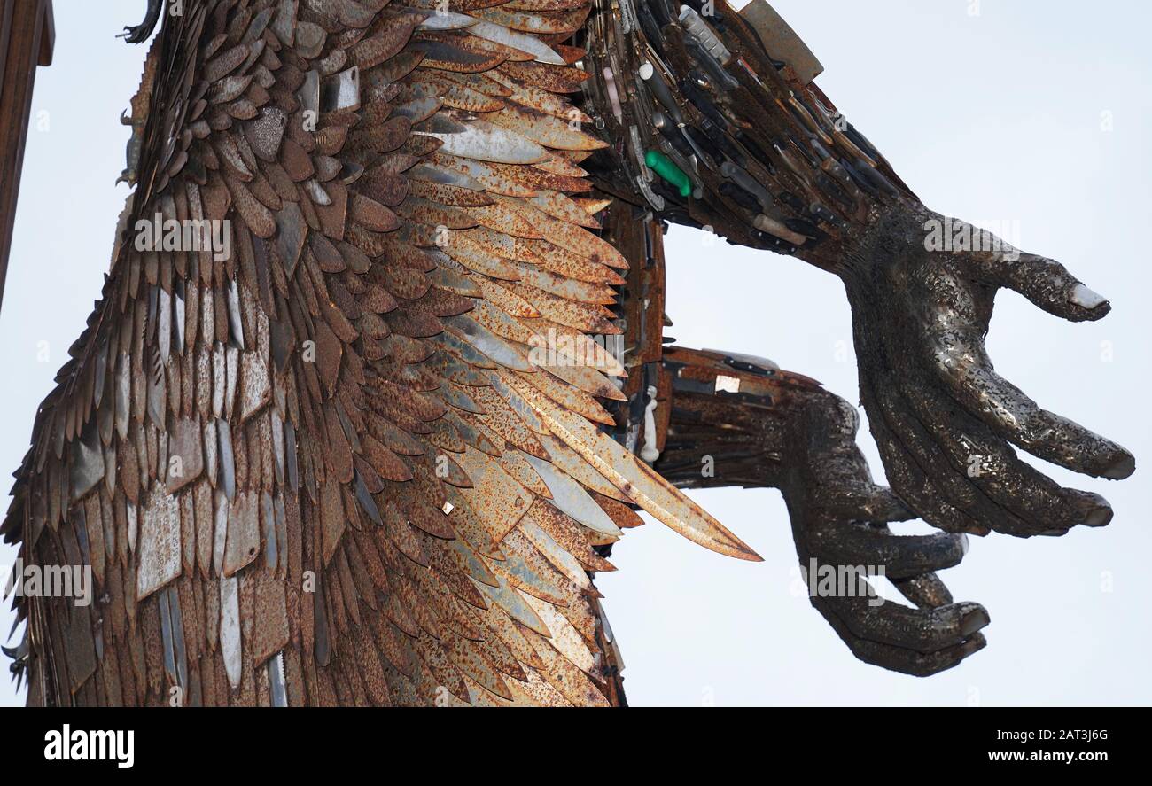 Die "Knife Angel"-Skulptur, die mit 100.000 Messern erstellt wurde, die von 41 Polizeikräften im ganzen Land über Messeramnestien und Konfiskationen gesammelt wurden, nachdem sie außerhalb des sage Gateshead installiert wurde. Das 27 Fuß hohe Kunstwerk des Künstlers Alfie Bradley kam nach einer Kampagne von Alison Madgin, deren 18-jährige Tochter 2007 erstochen wurde, in Gateshead an. Stockfoto