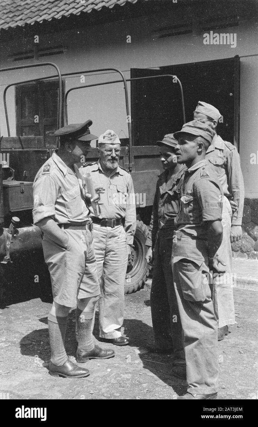 Besuch von Oberst H.J.M. van Straelen in einem Rückzugshaus in Lembang-Chef Almozier Van Rasten spricht mit KNIL-Soldaten in der Gesellschaft der Kapläne, unter anderem Driessen (2. Von links) und von Meulen Datum: März 1947 Ort: Bandung, Indonesien, Java, Lembang, Niederländisches Ostindien Stockfoto