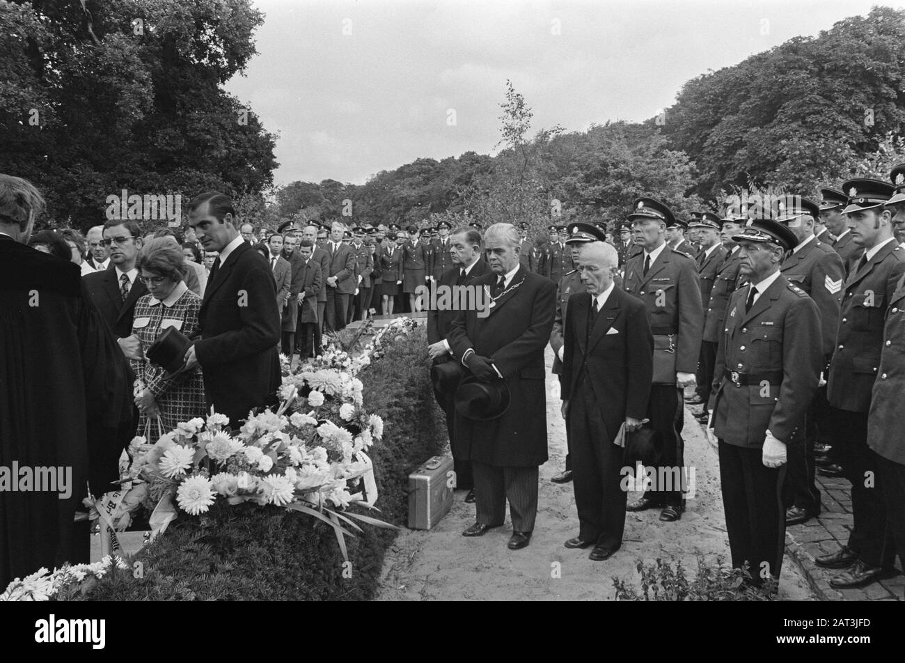 Chefagent J. Moolenaar, bei bewaffneten Raubüberfällen von Südmolukkanen im heimischen indonesischen Ambasadeur getötet, wird mit Korpsen, Wassenaar, begraben; l. Mrs. Molenaar im Steinbruch Anmerkung: Rechter vnr-Minister Beernink, Bürgermeister Molly Geertsema und Minister Polak Datum: 4. September 1970 Ort: Wassenaar, Zuid-Holland Schlüsselwörter: Beerals, Polizeiname: Beernink, H.K.J.Geertsema, Molly, Moolenaar, J., Polak, C.H.F. Stockfoto