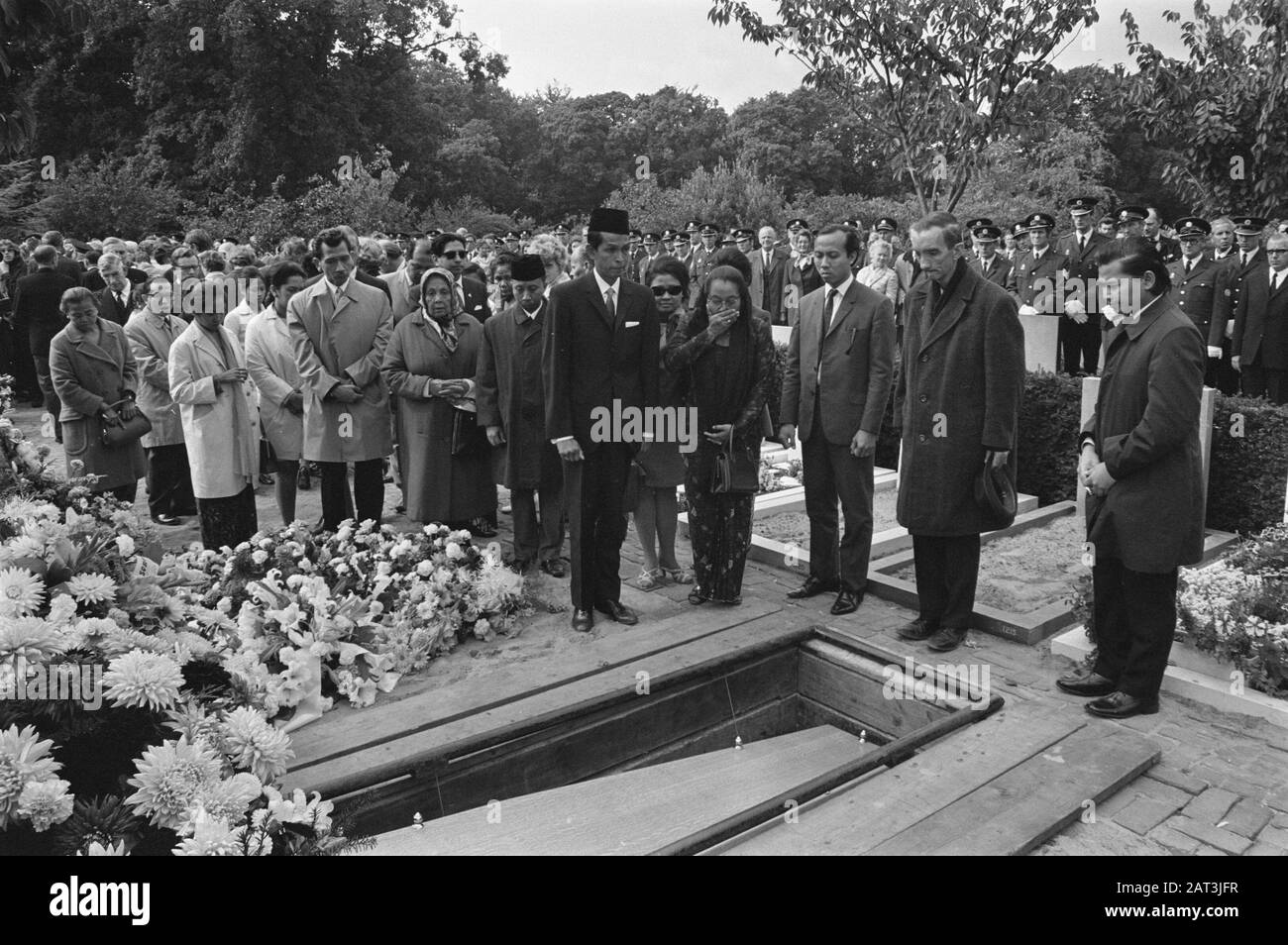 Hauptagent J. Moolenaar, bei bewaffneten Raubüberfällen von Südmolukken im heimischen indonesischen Ambasadeur getötet, ist mit Corps, Wassenaar begraben; Delegation indonesischer Ambabassade Datum: 4. September 1970 Ort: Wassenaar, Zuid-Holland Schlüsselwörter: Beerdigungen, Polizeiname: Moolenaar, J. Stockfoto