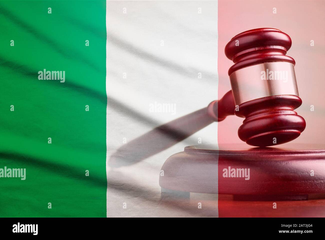 Legales Gavel über eine Flagge Italiens Stockfoto