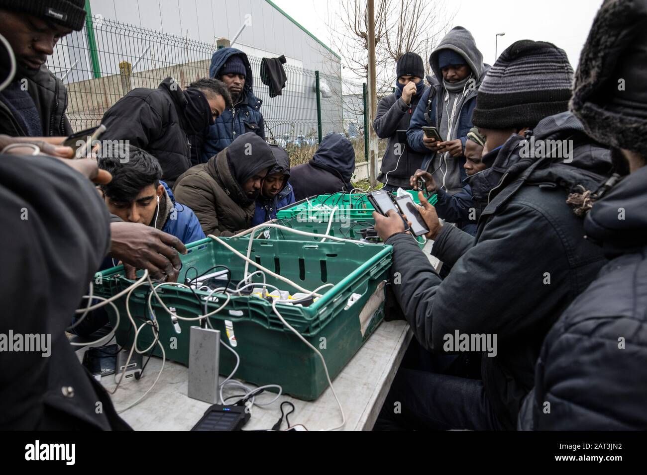 Migranten, die in den illegalen Flüchtlingslagern in Calais am Rande des Calais Hafen rauh schlafen, versuchen, den Kanal nach Großbritannien zu überqueren Stockfoto