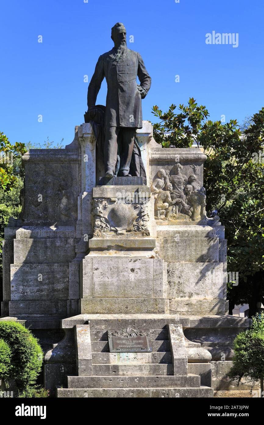 Trani, Apulien/Italien - 06.08.24: Denkmal von Giovanni Bovio, berühmter italienischer Rechtsanwalt, Politiker und Philosoph auf dem Platz Piazza della Repubblica im Stadtzentrum von Trani. Stockfoto