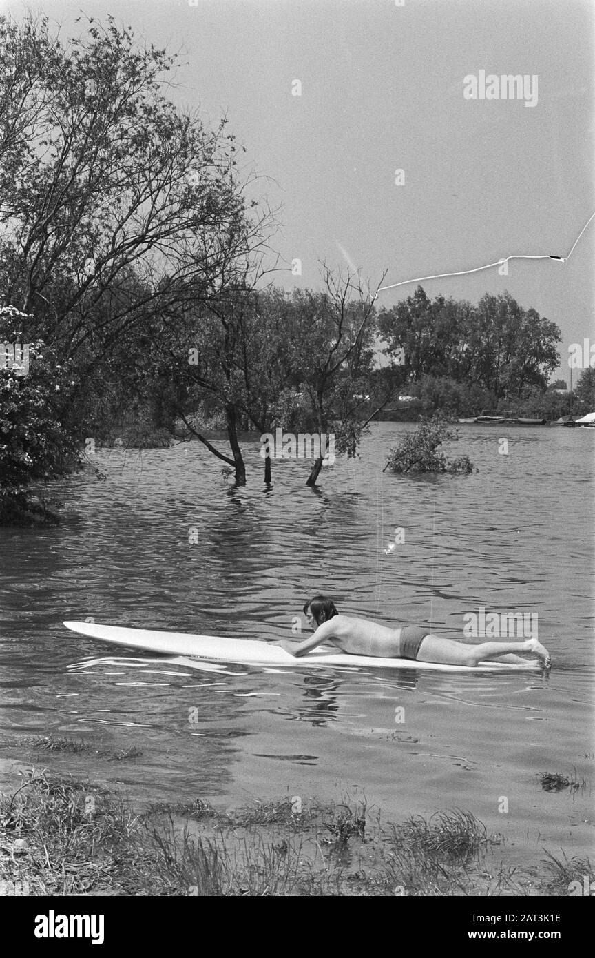 Hochwasser im Rhein; Surfer in Überschwemmungsgebieten in der Nähe von Lobith Datum: 29. Mai 1978 Ort: Lobith Schlagwörter: Flüsse, Surfer Personenname: Rhein, Überschwemmungsgebiete Stockfoto