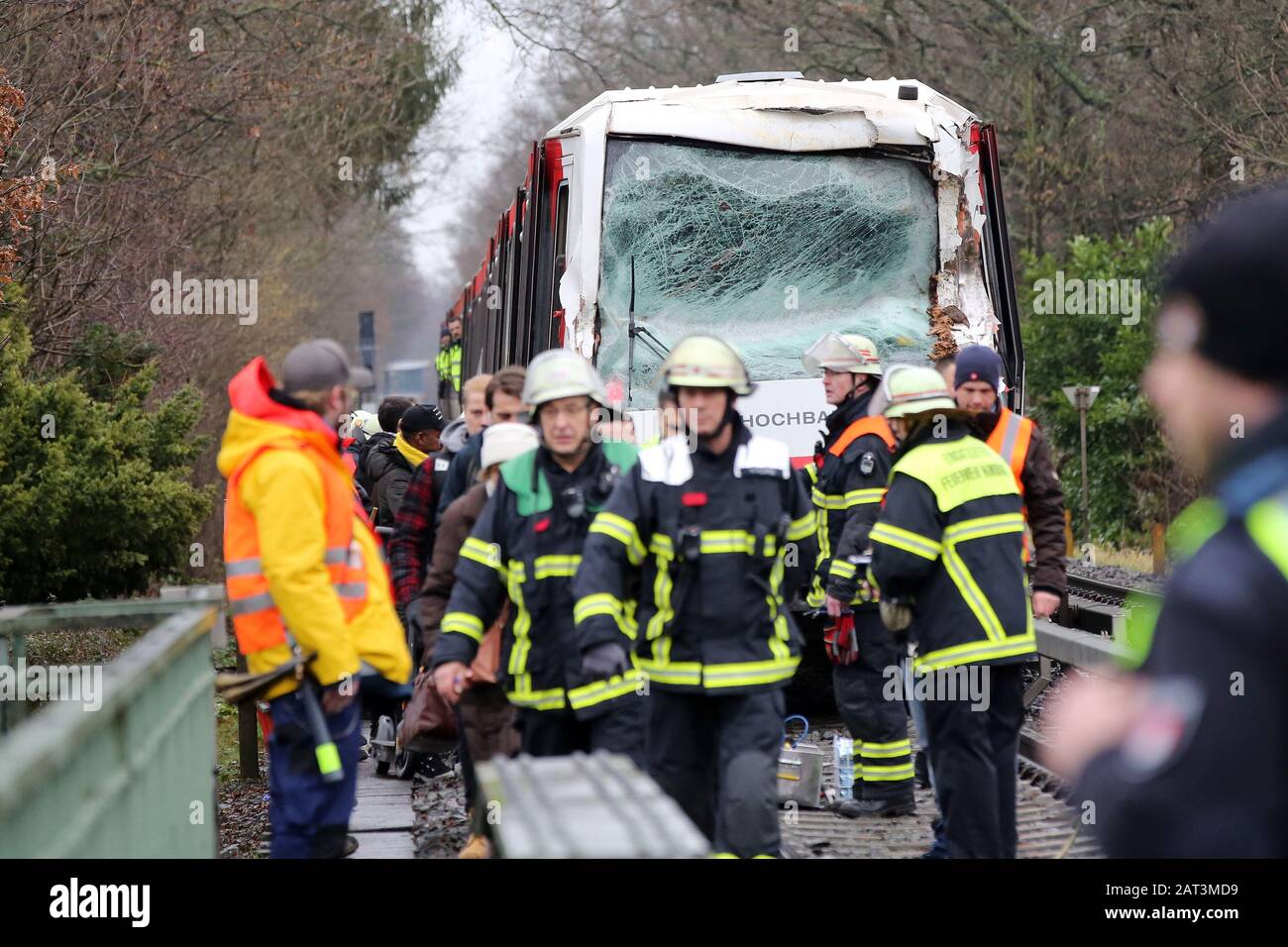 Hamburg, Deutschland. Januar 2020. Die Fahrgäste werden von einer beschädigten U-Bahn von Rettungsdiensten von den Gleisen abgeführt. Bei dem Zusammenstoß eines U-Bahn-Zuges mit einem umgestürzten Baum in Hamburg am Donnerstag sind vier Menschen verletzt worden. Drei davon leicht, wie die Hochbahn mitteilte. Die Feuerwehr nahm alle Passagiere von der Linie U1 ab. In der Folge musste der Betrieb auf zwei U-Bahn-Linien am Morgen eingestellt werden. Credit: Bodo Marks / dpa / Alamy Live News Stockfoto