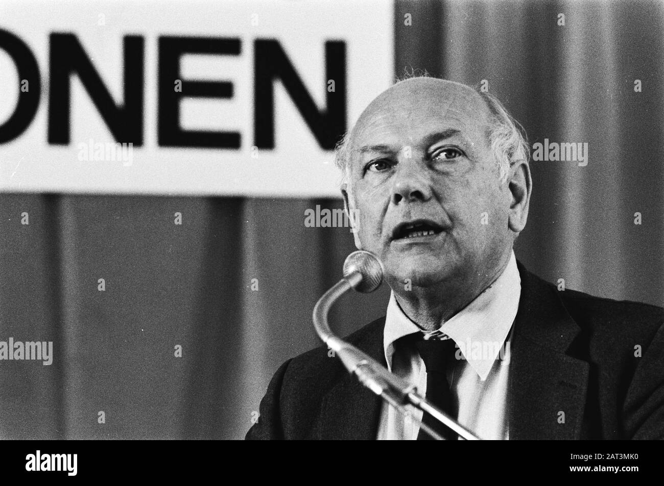 Hoordag Housing Construction PvdA in den brabanthallen in den Bosch Joop den Uyl während seiner Rede (Überschrift) Datum: 11. april 1981 Ort: Den Bosch Schlüsselwörter: Hörtage, Reden persönlicher Name: Brabanthallen, Uyl, Joop den Stockfoto