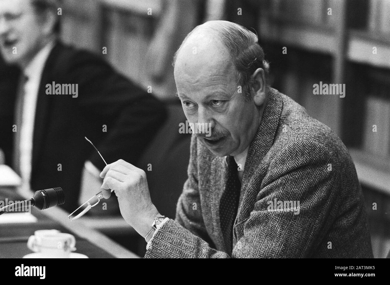 Anhörung von Kamercie's im Zusammenhang mit dem Raketenvertrag mit VS (den Haag); Prof. dr. Kooymans (Professor für Völkerrecht) Datum: 9. Dezember 1985 Ort: Den Haag, Zuid-Holland Schlüsselwörter: Kammerkommissionen, Anhörungen persönlicher Name: Prof. dr. Kooymans Stockfoto