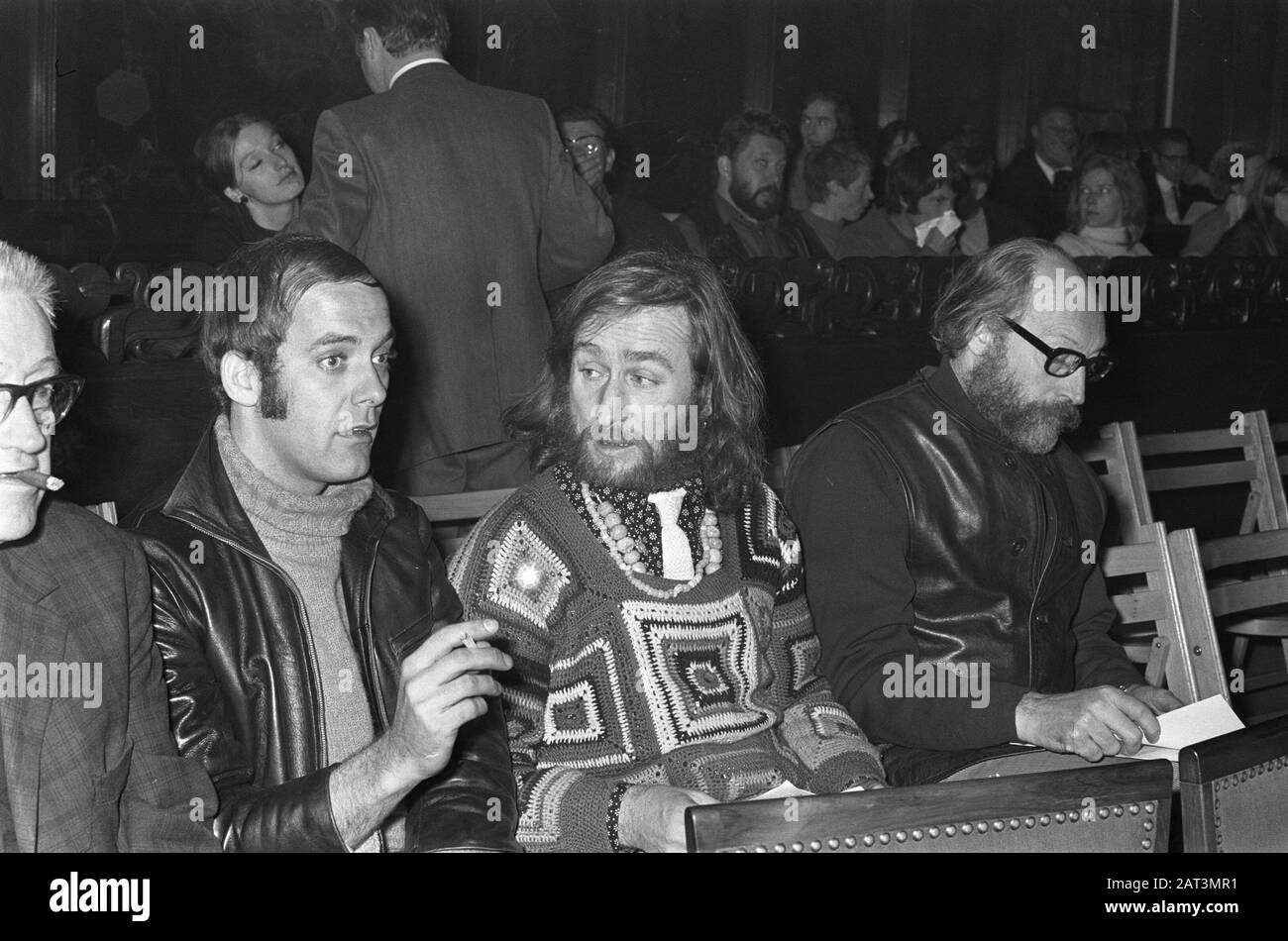 Anhörung zur Kunstpolitik Amsterdams im Ratssaal des Rathauses Amsterdam. Drei BBK-Mitglieder während der Anhörung Van Bommel Datum: 3. Dezember 1969 Ort: Amsterdam, Noord-Holland Schlüsselwörter: Raadshalls, City Halls Personname: Henk Willemse Stockfoto