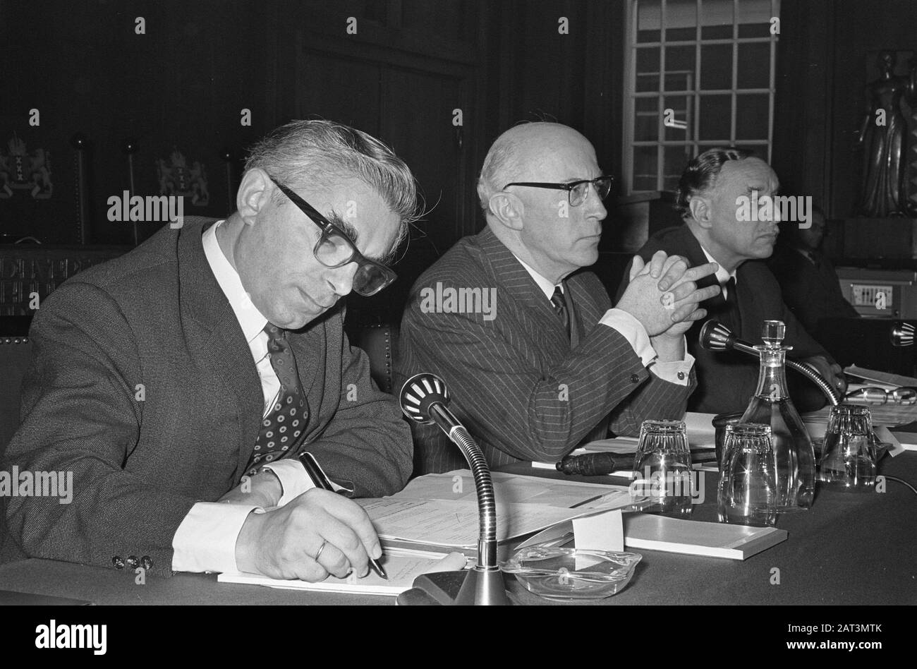 Anhörung zur Kunstpolitik Amsterdams im Ratssaal des Rathauses Amsterdam. Linker Stadtrat Pol und Samkalden Datum: 3. Dezember 1969 Ort: Amsterdam, Noord-Holland Schlüsselwörter: Raadshalls, Rathäuser Personenname: Samkalden, Ivo Stockfoto