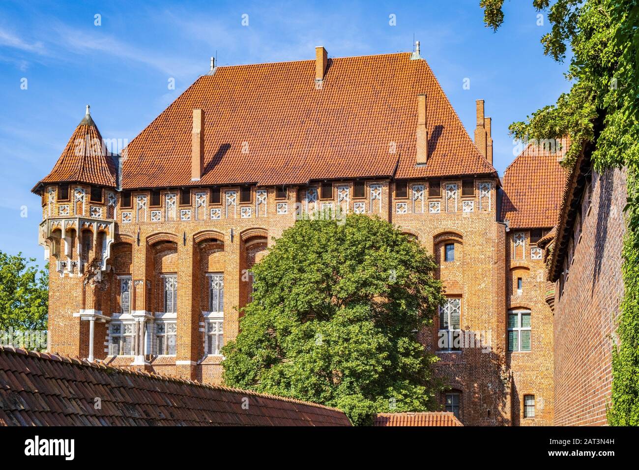 Malbork, Pomerania/Polen - 2019/08/24: Monumentaler gotischer Großer Palast Mastersâ€™ im Hohen Schloss Teil der mittelalterlichen Burg des Deutschen Orden in Malbork, Polen Stockfoto