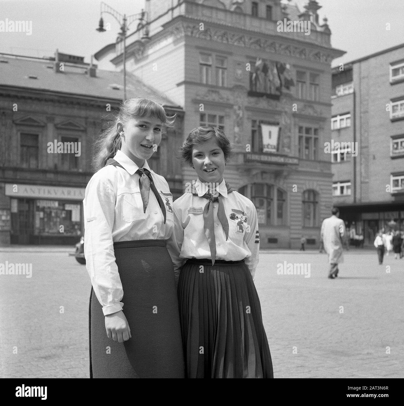 Pionierkongress in Nachod, Tschechien (ehemalige Tschechoslowakei), Mai 1959. Historisches Porträt zweier lächelnder stolzer Mädchen auf dem Platz der Stadt. Stockfoto