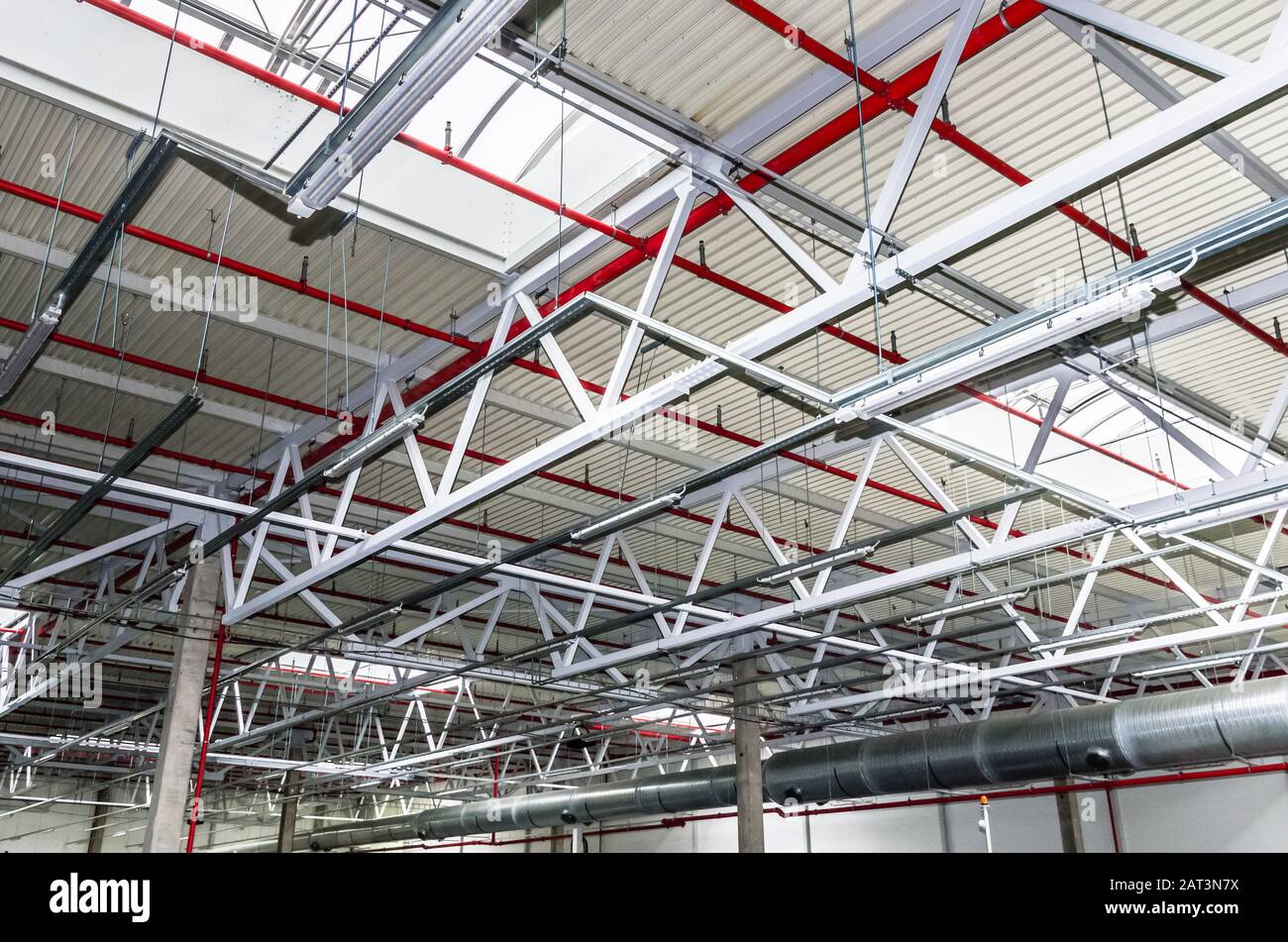 Rohrleitungen und andere technische Dienstleistungen in der industriellen Gebäude Stockfoto