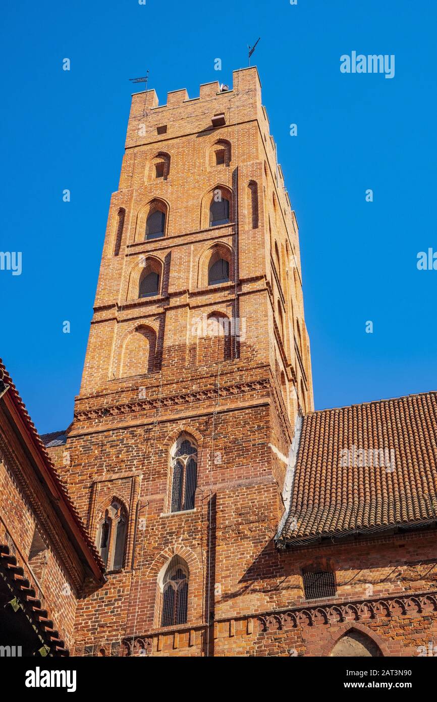 Malbork, Pomerania/Polen - 2019/08/24: Monumentaler gotischer Wachturm der Hohen Burg Teil der mittelalterlichen Burg des Deutschen Orden in Malbork, Polen Stockfoto