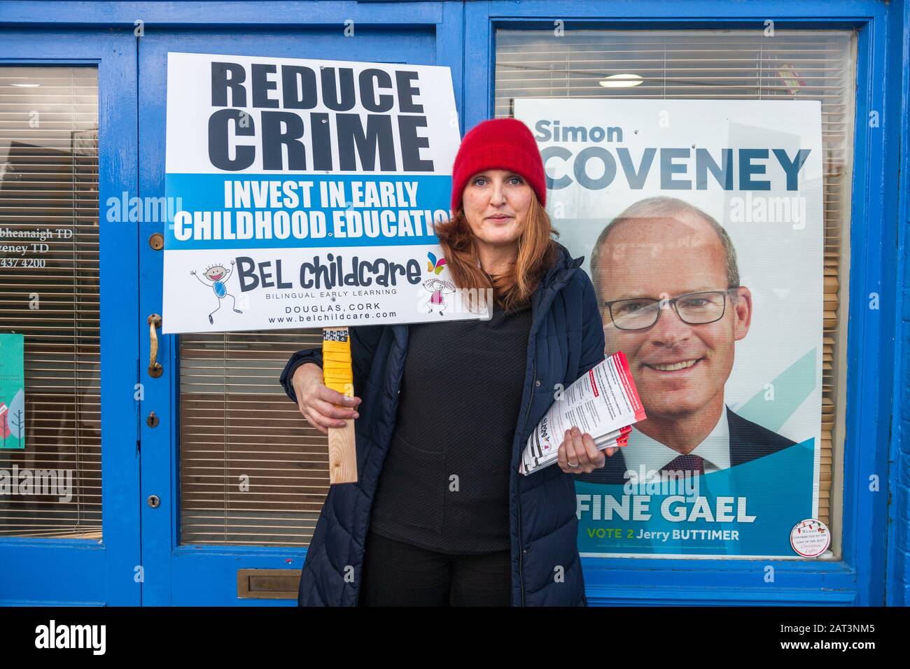 Carrigaline, Cork, Irland. Januar 2020. Lorna Leahy von Bel Childcare protestiert außerhalb des Wahlkreisbüros von Tánaiste, Herr Simon Coveney, T.D. zur Unterstützung einer erhöhten Finanzierung des Kinderbetreuungssektors in Carrigaline, Co. Cork, Irland. Credit; David Creedon / Alamy Live News Stockfoto