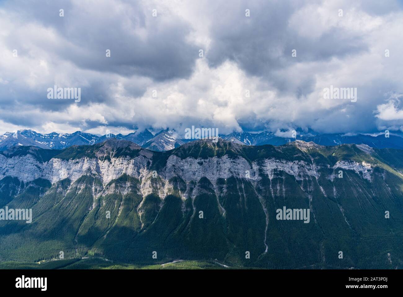 Blick auf die Wolken, die die Rocky Mountains von Mt Rundle aus verhüllen Stockfoto