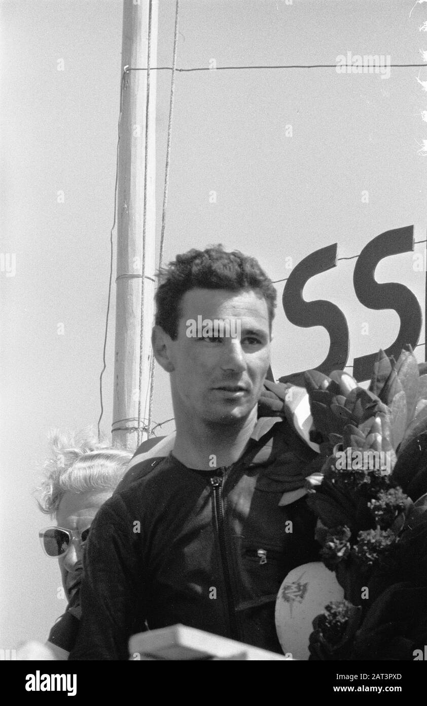 TT Assen 1960 Huldiging Carlo Ubbiali (Gewinner 125 cc und 250 cc) Datum: 26. Juni 1960 Ort: Axis Keywords: Motorsport persönlicher Name: Ubbiali, Carlo Institution Name: TT Stockfoto