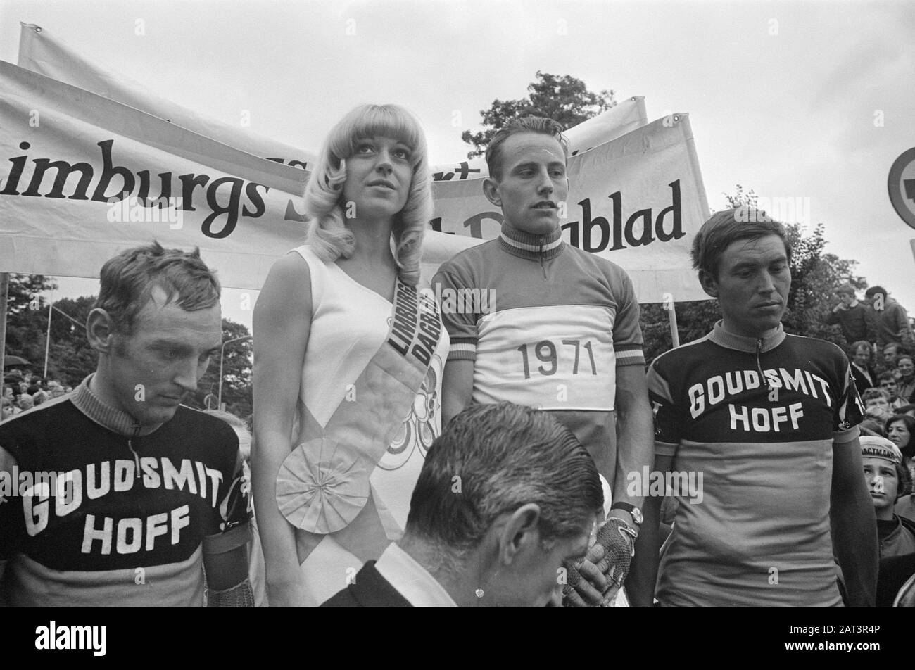 Niederländische Meisterschaften Radprofi auf Cauberg Ehre der Sieger, v. l.n.r Wim Prinsen (2.), Roundmiss, Joop Zoetemelk (1.) und Gerben Karstens (3.) Datum: 20. Juni 1971 Ort: Limburger, Valkenburger Schlüsselwörter: Ehrungen, Meister, Rennen, Radsport, Radsport persönlicher Name: Karstens, Gerben, Princsen, Wim, Zoetemelk, Joop Stockfoto