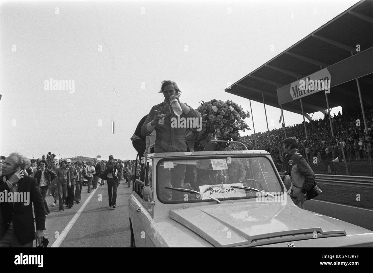 Grand Prix auf dem Circuit des Zandvoort Award des Gewinners James Hunt Datum: 22. Juni 1975 Ort: Noord-Holland, Zandvoort Schlüsselwörter: Motorsport, Rennstrecken, Auszeichnungen persönlicher Name: Hunt, James Stockfoto