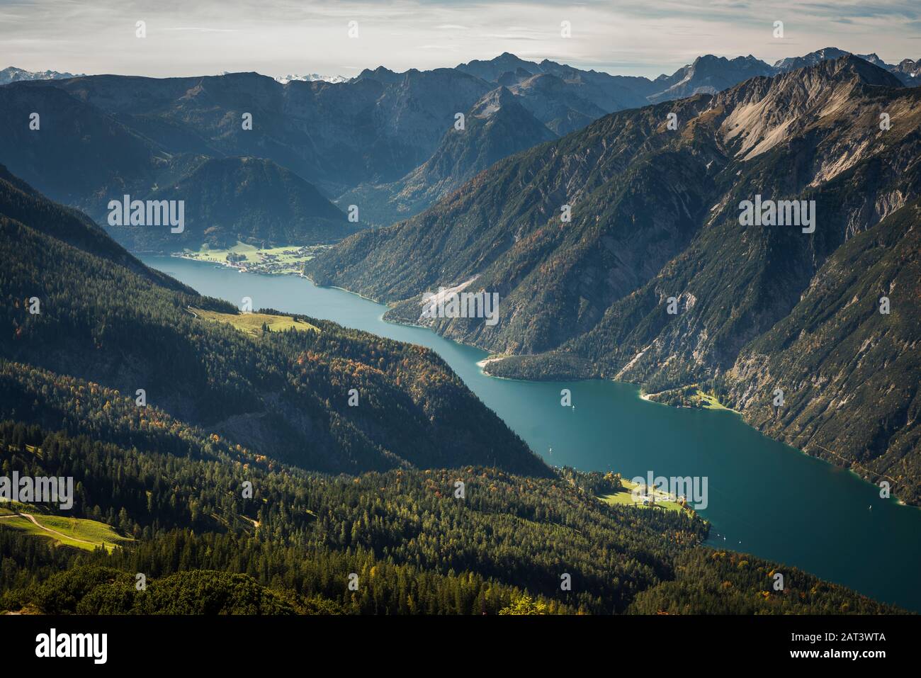 Blick vom Berg Vorderunnütz auf die Berglandschaft mit bunten Herbstwäldern und dem türkisfarbenen Fjordartigen Achensee, Tyrol, Österreich Stockfoto