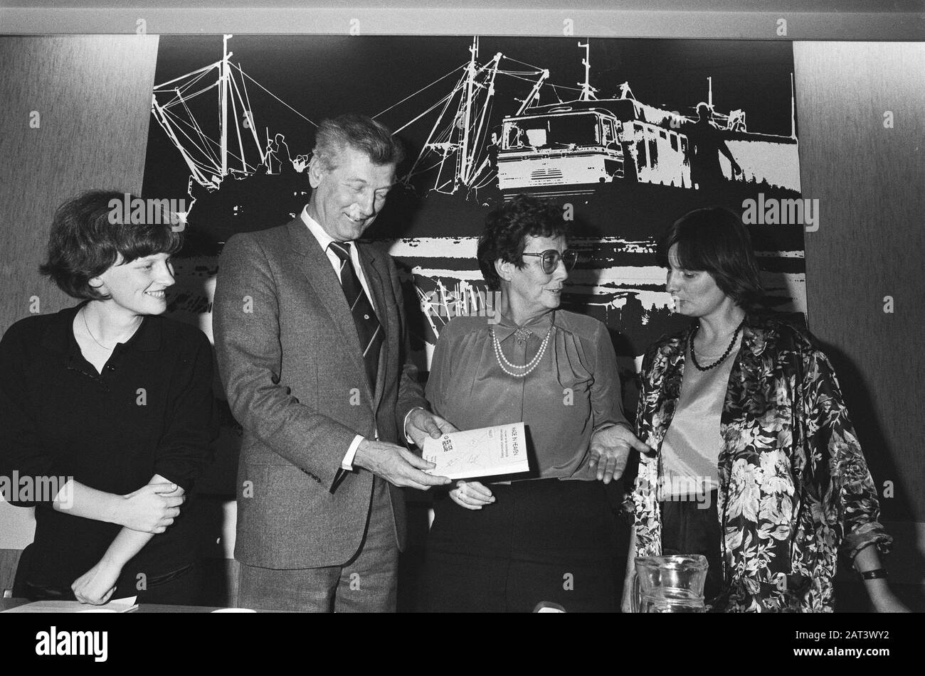 Ien van den Heuvel (2. Von rechts) übergibt Minister De Koning im Pressezentrum Nieuwspoort die 1. Kopie Von Made in Heaven Datum: 19. Dezember 1985 Schlüsselwörter: Minister, Handouts persönlicher Name: Koning, Jan de Stockfoto