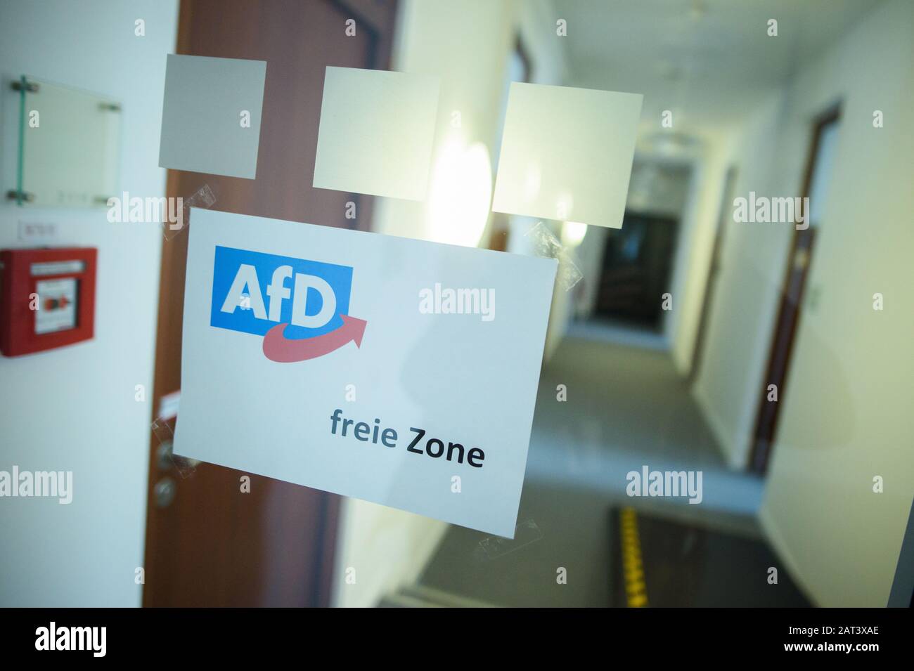 Berlin, Deutschland. Januar 2020. An einer Glastür in einem Korridor mit Büros von Abgeordneten in einem Gebäude des Deutschen Bundestages hängt ein gedruckter Hinweis "AfD-Freizone". Credit: Gregor Fischer / dpa / Alamy Live News Stockfoto