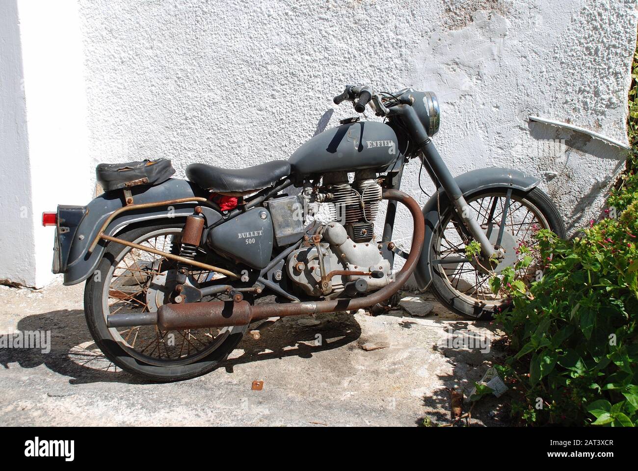 Ein altes Motorrad der Royal Enfield Bullet 500 in Rousoum auf der griechischen Insel Alonissos am 23. September 2012. Stockfoto