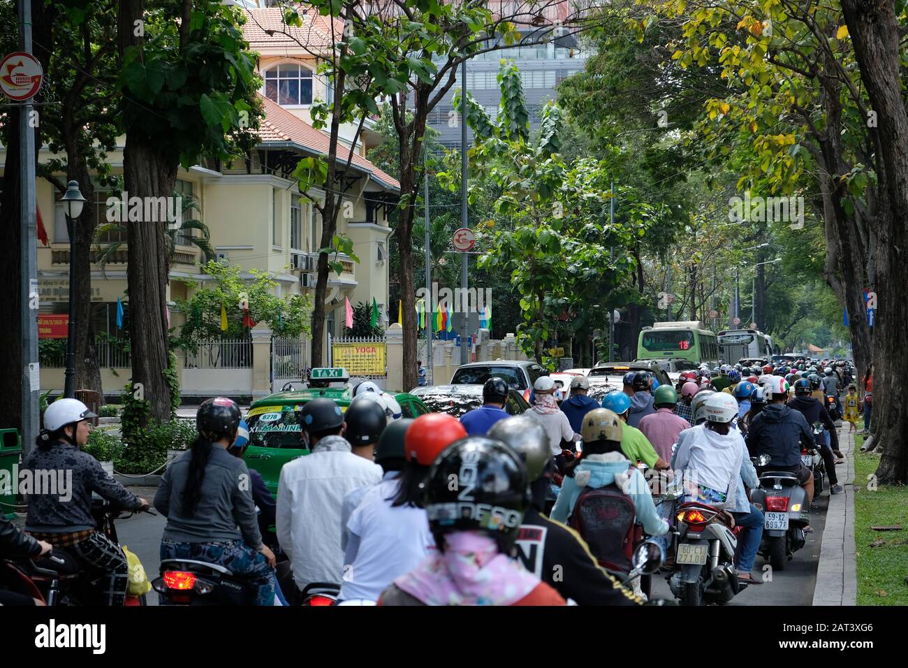 Saigon Vietnam - Motorradstau auf der Nam Ky Khoi Nghia Straße Stockfoto