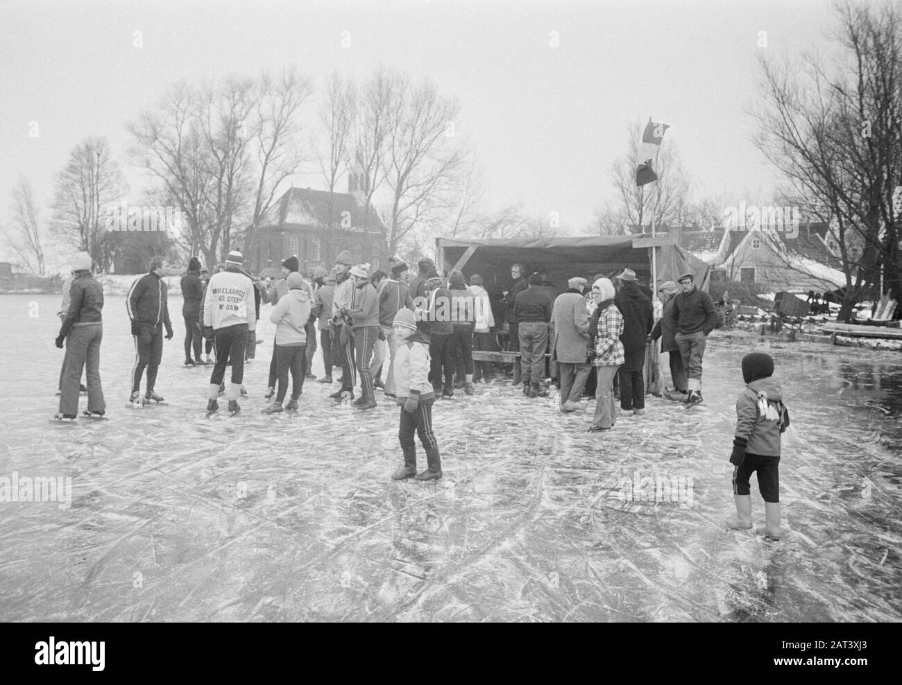 Eispret/Eissegeln auf dem Gouwzee; Eisbeet auf dem Eis Datum: 1. Februar 1976 Schlagwörter: Eis Stockfoto