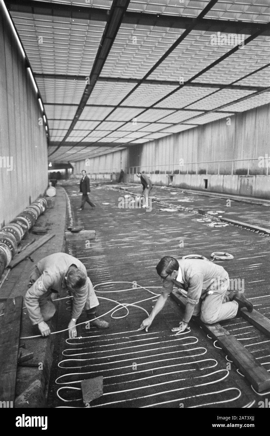 Arbeiten Sie IJ-Tunnel. Verlegung von Heizmatten gegen die gefrierende Fahrbahn Datum: 17. Juni 1968 Schlagwörter: Arbeit, Tunnel Stockfoto