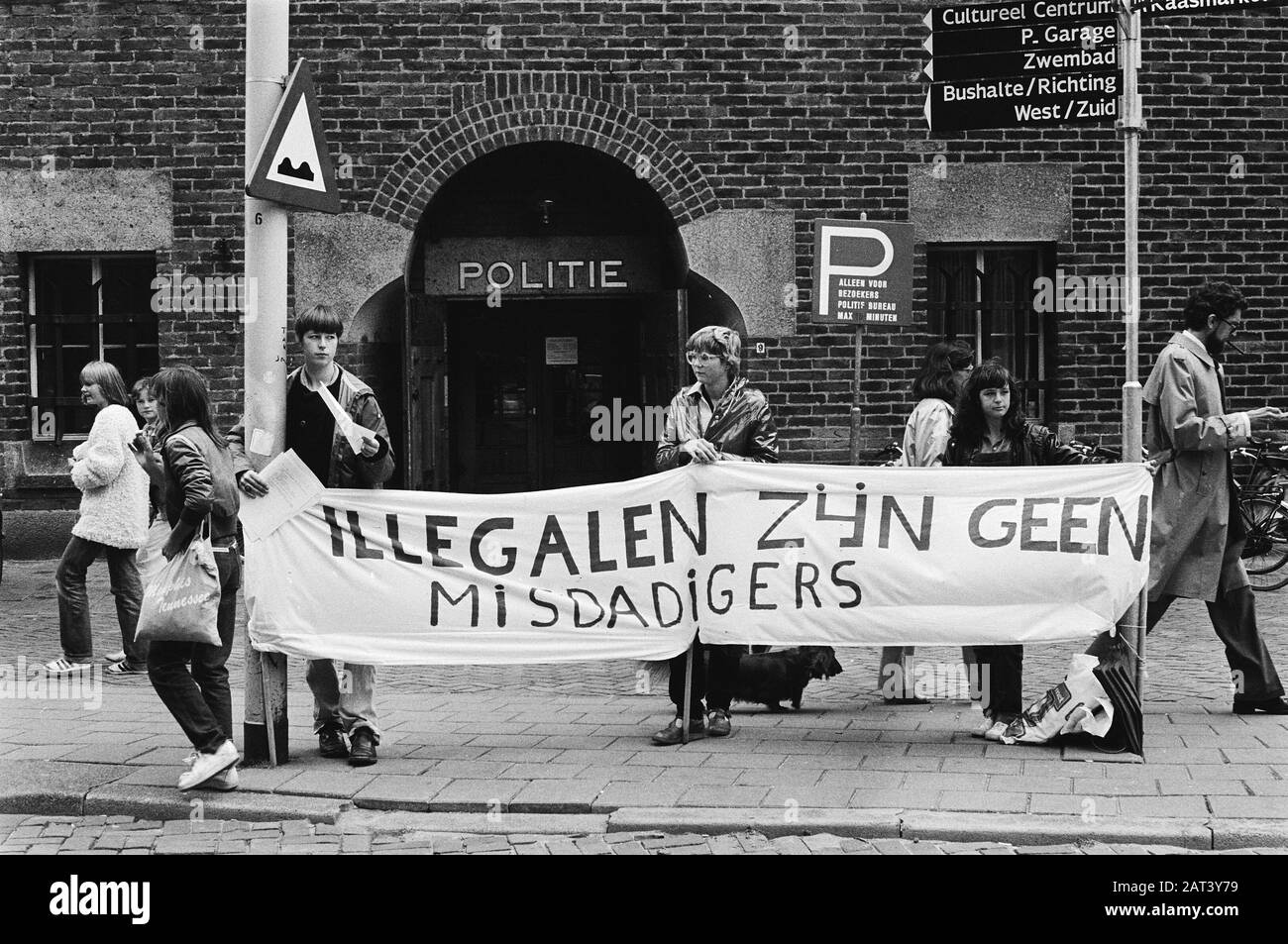 Illegale Morokken in der Kirche in Alkmaar im Hungerstreik; Protest gegen die Festnahme von illegalen bei der Polizeiwache Datum: 24. Juni 1980 Ort: Alkmaar, Marokko Stichwörter: Illegale, Hungerstreiks, Kirchen, Proteste Stockfoto