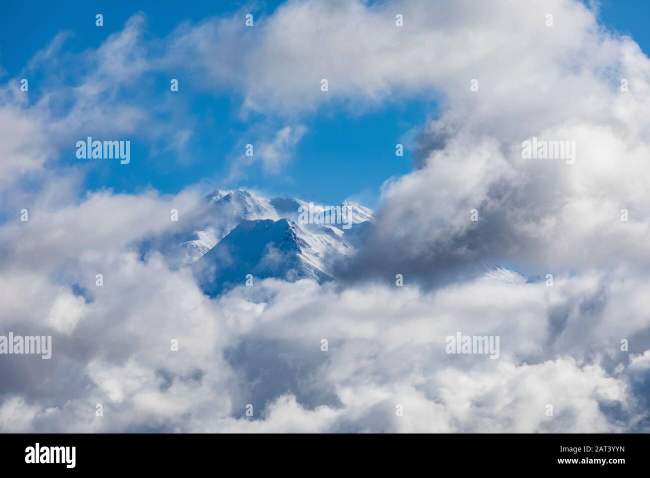 Mount Shasta blickte durch verstreute Winterwolken, Shasta-Trinity National Forest, Kalifornien, USA Stockfoto