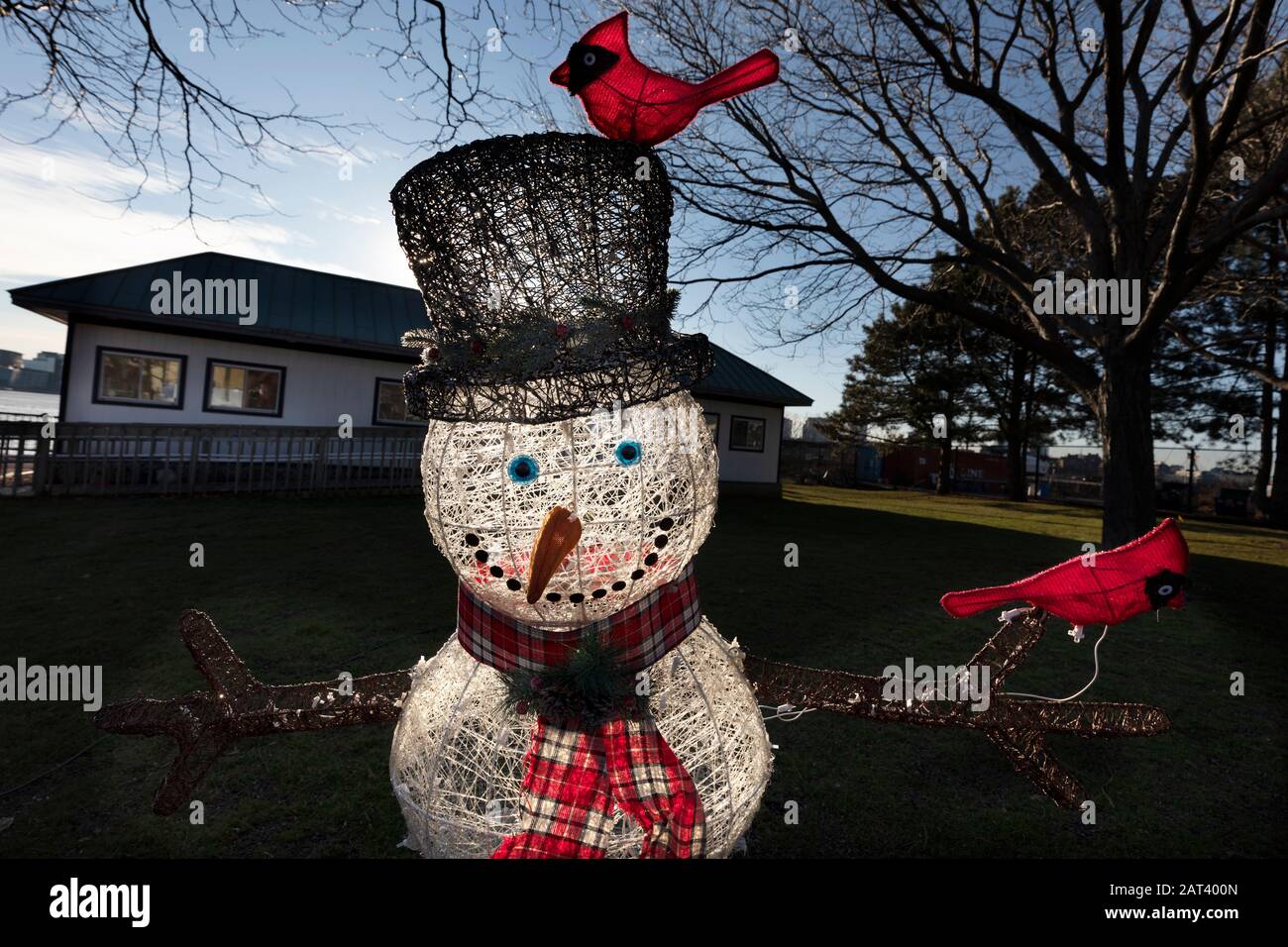 Hinterleuchtete Kunstplastik Schneemann Weihnachtsdekoration Stockfoto