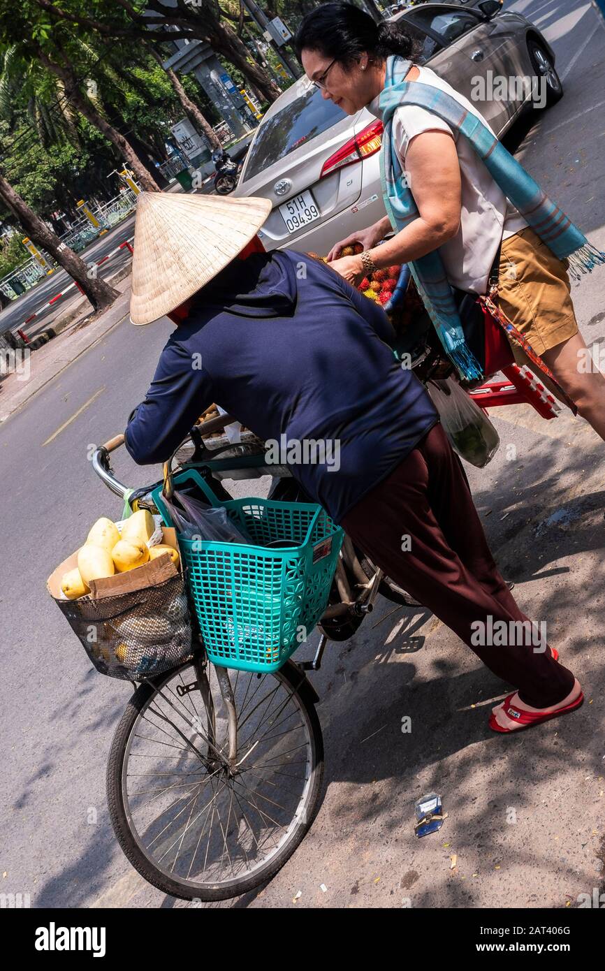 Straßenhändler, der mit dem Fahrrad Obst verkauft, Ho-Chi-Minh-Stadt, Vietnam Stockfoto