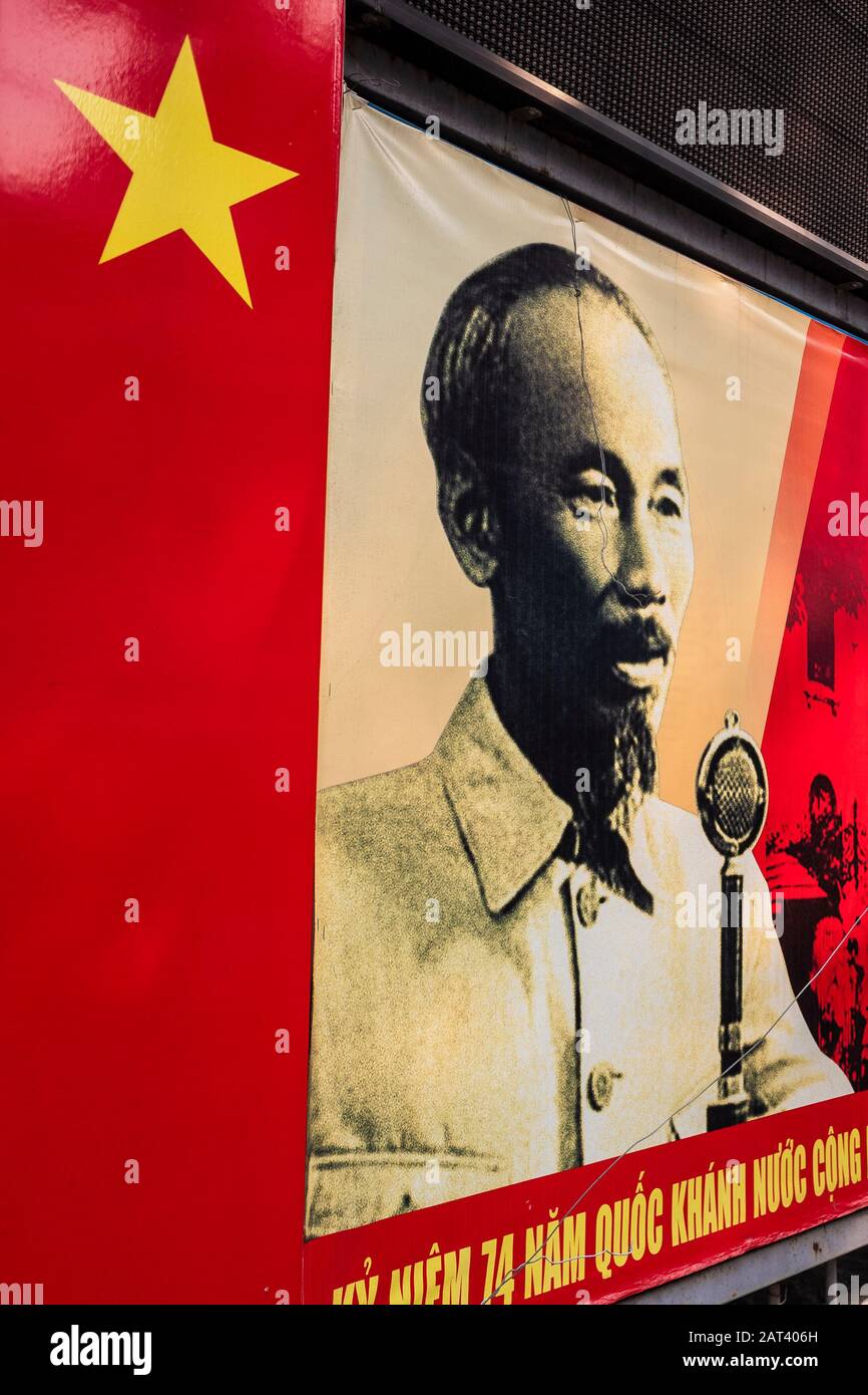 Ho-Chi-Minh-Bild auf einem Plakat auf der Straße, Ho-Chi-Minh-Stadt, Vietnam Stockfoto