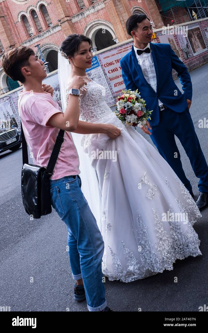 Bride & Broom auf der Straße mit Fotos vom Hochzeitsalbum, Ho-Chi-Minh-Stadt, Vietnam Stockfoto
