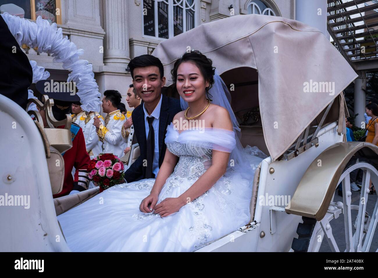 Bride & Bräutigam bei der Ankunft in der Kutsche für ihre Hochzeitsfeier, Ho-Chi-Minh-Stadt, Vietnam Stockfoto