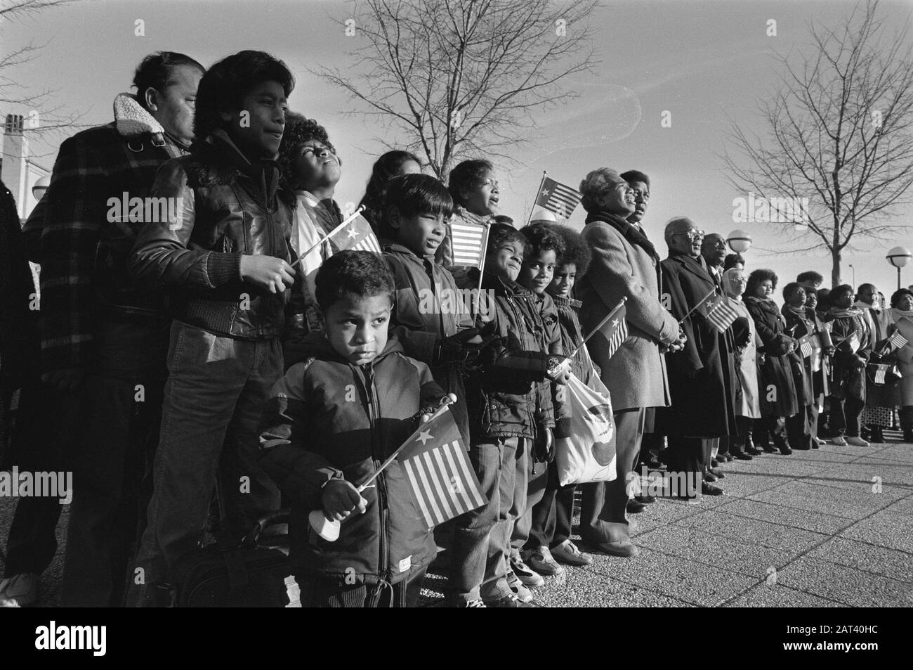 Der nationale Unabhängigkeitstag Westpapuas wird in Den Haag, Westpapua und Melanesien gefeiert. Kinder und Publikum mit Flaggen Datum: 1. Dezember 1980 Ort: Den Haag, Zuid-Holland Schlüsselwörter: Gedenkfeiern, Flaggen Stockfoto