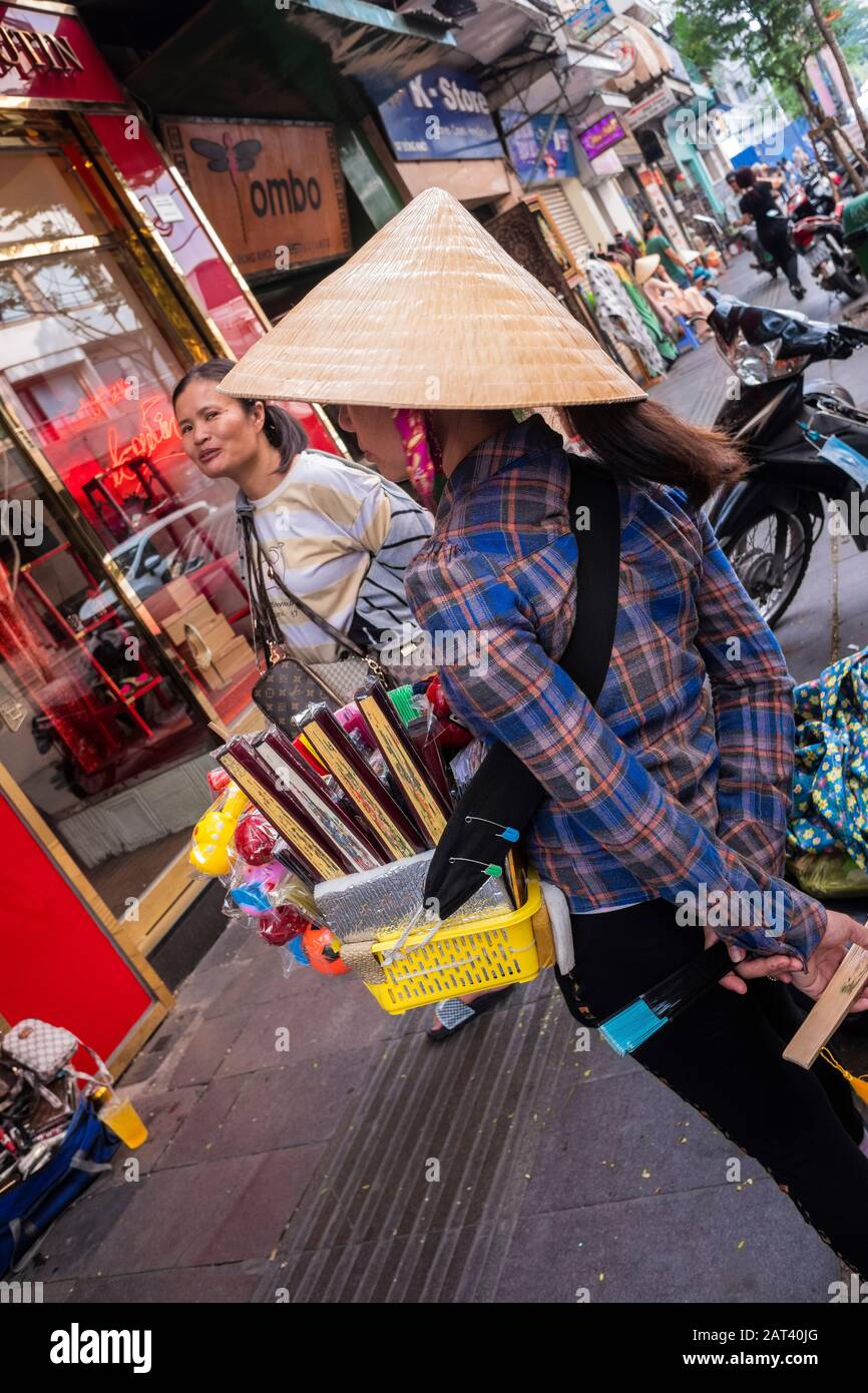 Woman Street Vendor Waiting for Customers, Ho-Chi-Minh-Stadt, Vietnam Stockfoto