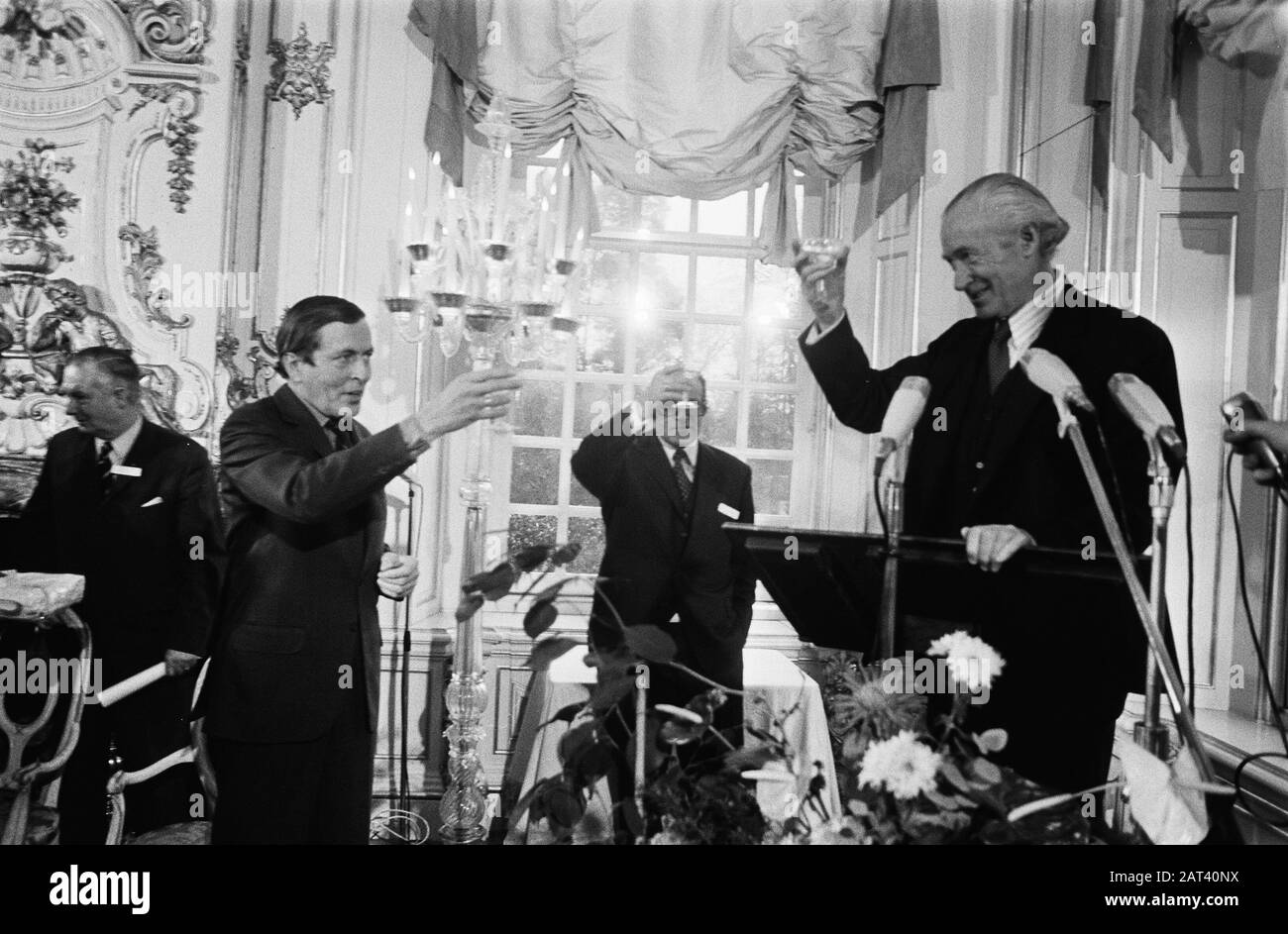 In Funktion des Ehrenvorsitzenden des Landesausschusses der Denkmale Jahr 75 überreichte Prinz Claus den Bürgermeistern von zehn Gemeinden die neu gestaltete Denkmalfahne in Schloss van Zeist. Ein Toast. Rechter Lord Duncan Sandys, der Initiator bis zum Denkmaljahr Datum: 18. Dezember 1974 Ort: Utrechter (Provinz), Zeist Schlüsselwörter: Bürgermeister, Komitees, Königshaus, Fürsten, Auszeichnungen, Flaggen persönlicher Name: Claus (Fürst Niederlande), Sandys, Duncan Institutionenname: National Committee Heritage Year 1975 Stockfoto In Funktion des Ehrenvorsitzenden des Landesausschusses der Denkmale Jahr 75 überreichte Prinz Claus den Bürgermeistern von zehn Gemeinden die neu gestaltete Denkmalfahne in Schloss van Zeist. Ein Toast. Rechter Lord Duncan Sandys, der Initiator bis zum Denkmaljahr Datum: 18. Dezember 1974 Ort: Utrechter (Provinz), Zeist Schlüsselwörter: Bürgermeister, Komitees, Königshaus, Fürsten, Auszeichnungen, Flaggen persönlicher Name: Claus (Fürst Niederlande), Sandys, Duncan Institutionenname: National Committee Heritage Year 1975 Stockfoto